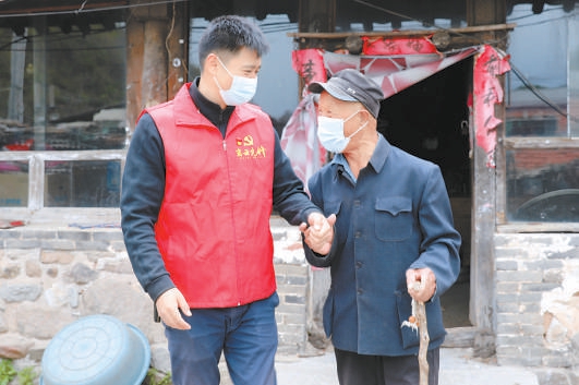 密云区大城子镇张泉村“第一书记”李腾在村中走访入户，慰问独居老人。