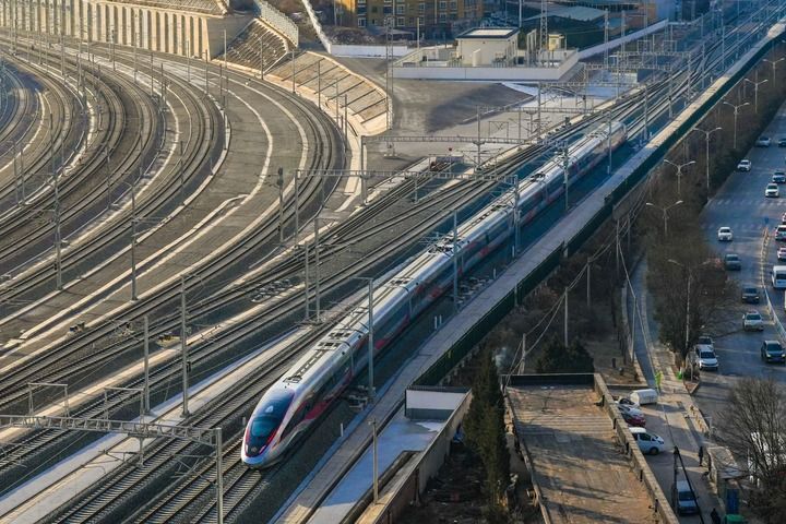 2025年12月26日，西延高铁首发列车从延安站驶出（无人机照片）。