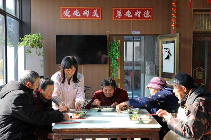 2025年12月28日，护理人员在江苏省海安高新区隆政街道德兴村亲上亲养老小院照顾老人用餐。