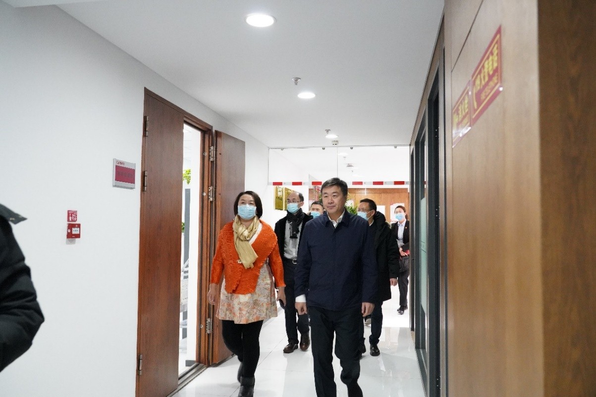 图1 马继业书记、杜鑫同志等参观首信公司.jpg