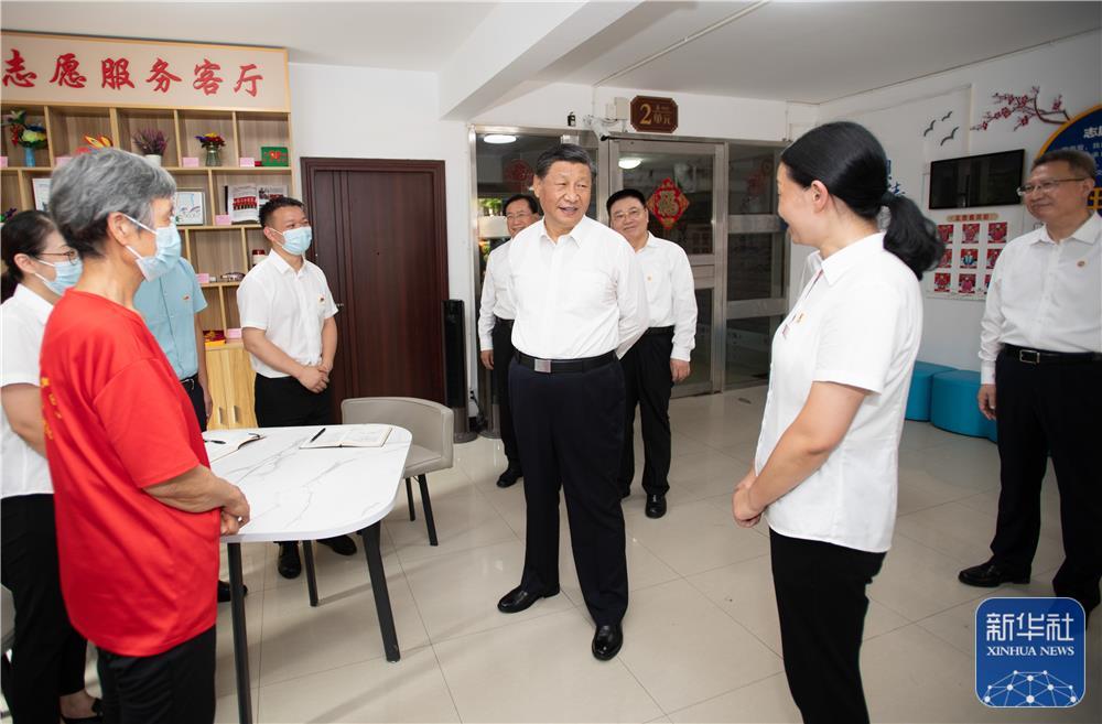 6月28日,中共中央总书记、国家主席、中央军委主席习近平在湖北省武汉市考察。这是28日下午,习近平在东湖高新区左岭街道智苑社区志愿服务客厅,向社区工作者、下沉党员干部、志愿者了解基层疫情联防联控机制运行情况。新华社记者 谢环驰 摄.jpg 6月28日,中共中央总书记、国家主席、中央军委主席习近平在湖北省武汉市考察。这是28日下午,习近平在东湖高新区左岭街道智苑社区志愿服务客厅,向社区工作者、下沉党员干部、志愿者了解基层疫情联防联控机制运行情况。新华社记者 谢环驰 摄.jpg