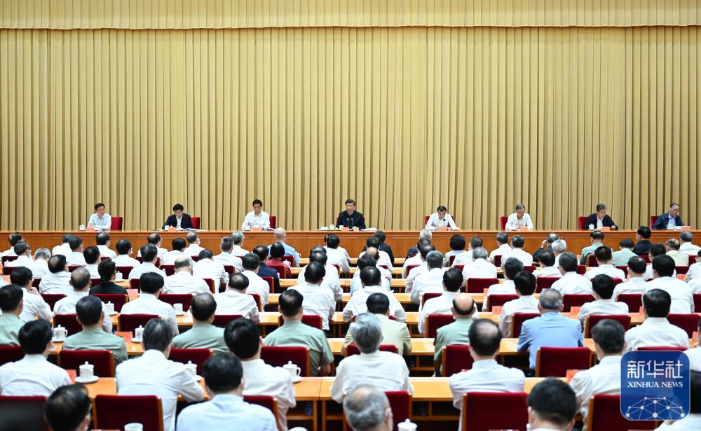 7月26日至27日，省部级主要领导干部“学习习近平总书记重要讲话精神，迎接党的二十大”专题研讨班在京举行。中共中央总书记、国家主席、中央军委主席习近平在开班式上发表重要讲话。李克强、栗战书、汪洋、王沪宁、赵乐际、韩正、王岐山出席开班式。新华社记者 谢环驰 摄.jpg