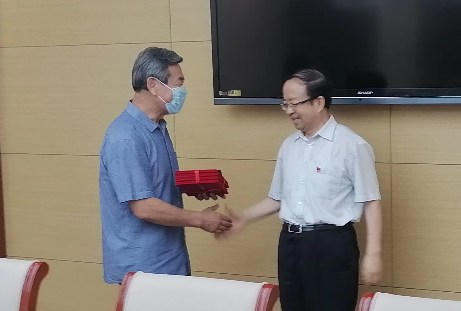 张靖明同志向特约社会监督员组长孔祥义同志颁发聘书.png